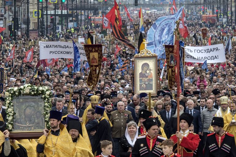 Во время крестного хода в честь дня перенесения мощей святого благоверного князя Александра Невского в Санкт-Петербурге