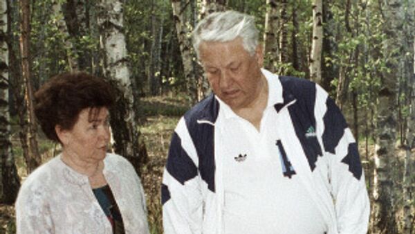 Борис Николаевич Ельцин с супругой во время отдыха в Завидово. Архив