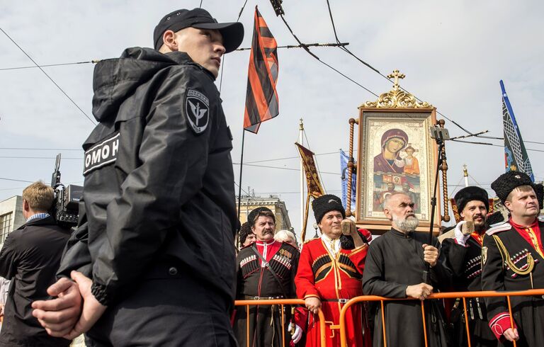 Во время крестного хода в честь дня перенесения мощей святого благоверного князя Александра Невского в Санкт-Петербурге