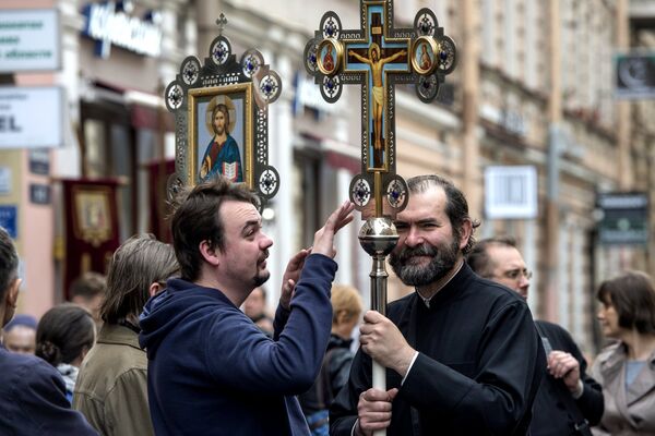 Во время крестного хода в честь дня перенесения мощей святого благоверного князя Александра Невского в Санкт-Петербурге Во время крестного хода в честь дня перенесения мощей святого благоверного князя Александра Невского в Санкт-Петербурге