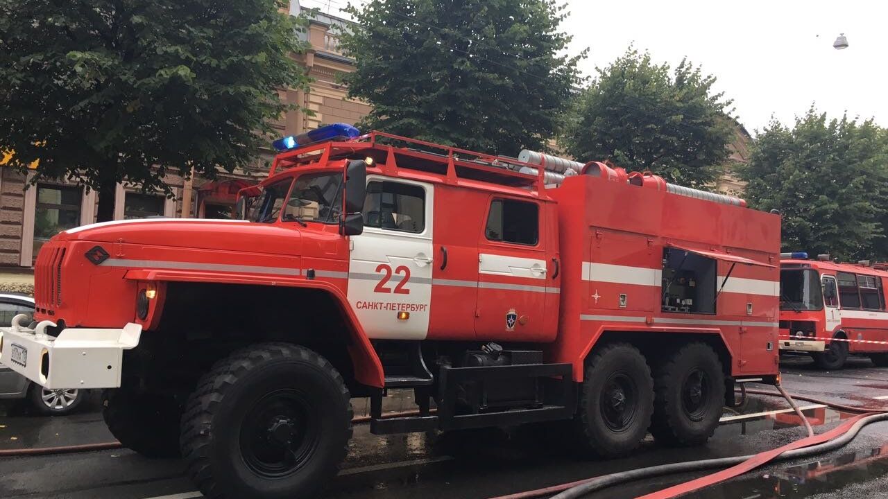 На складе в Санкт-Петербурге ночью произошел крупный пожар