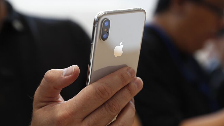 Тестирование нового телефона iPhone X в штаб-квартире Apple в Купертино