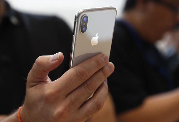 Тестирование нового телефона iPhone X в штаб-квартире Apple в Купертино