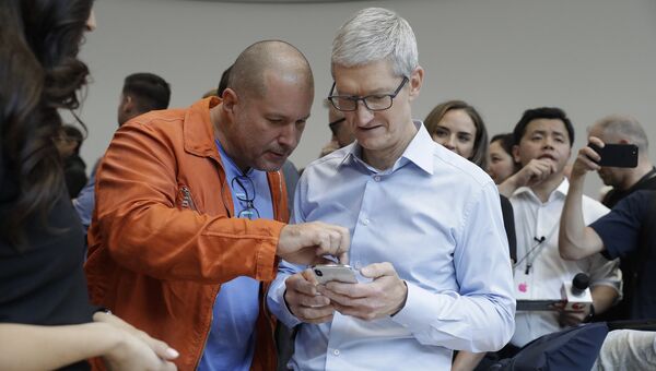 Генеральный директор Apple Тим Кук и главный дизайнер Джонатан Ив тестируют новый телефон iPhone X