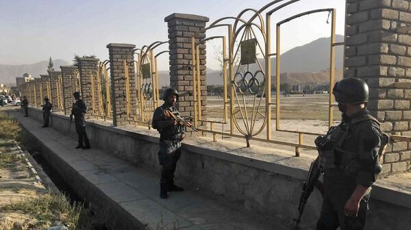 Полицейские у стадиона для крикета в Кабуле, где произошел взрыв