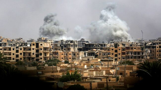 Дым после авиаудара сил коалиции в Ракке