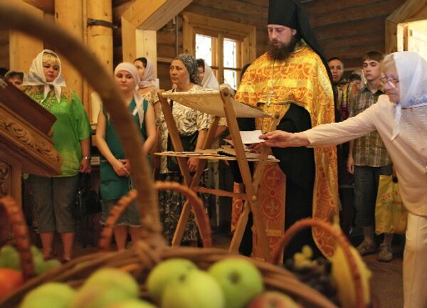 Верующие отмечают праздник Яблочный Спас. Архив