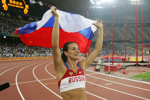 Российская прыгунья с шестом Елена Исинбаева установила новый мировой рекорд в прыжках с шестом (5,05 метра) на Олимпиаде в Пекине
