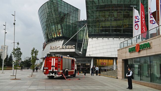 Горожане у торгового центра Метрополис в Москве