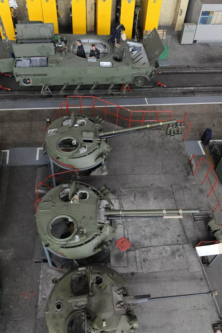 Сборка БМД-4М в одном из цехов на ОАО Курганмашзавод Сборка БМД-4М в одном из цехов на ОАО Курганмашзавод
