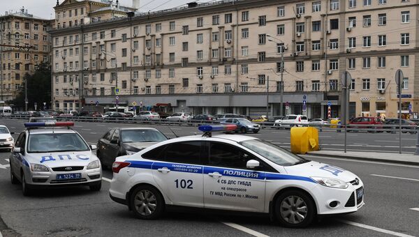 Автомашина правоохранительных органов у торгового центра Метрополис в Москве. Архивное фото