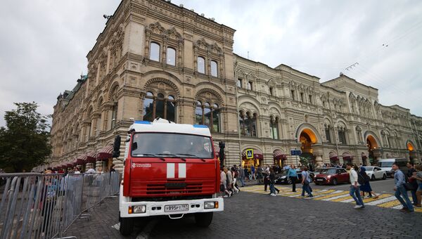 Пожарная автомашина у ГУМа в Москве. Архивное фото