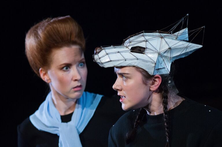 Актрисы Вероника Тимофеева и Мария Сокольская (справа) в сцене из спектакля, Северный ветер