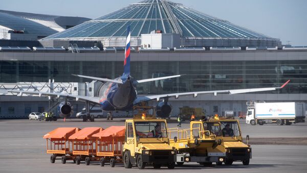 Буксировщики багажа в аэропорту Шереметьево в Москве. Архивное фото