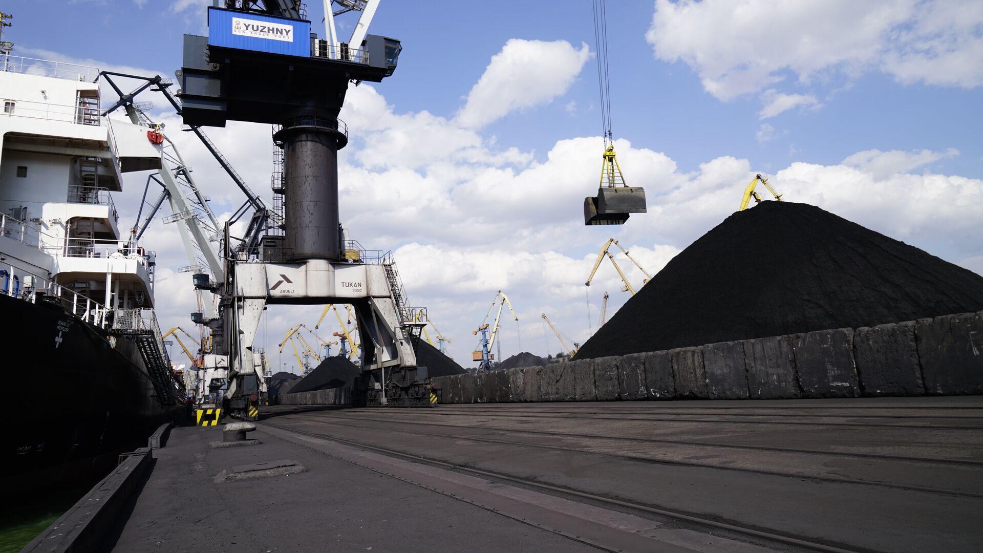 Https ria ru россия. Поставки угля. Разгрузка угля в порту. Угольная промышленность. Уголь Украина.