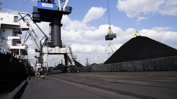 Разгрузка угля в одесском порту Южный