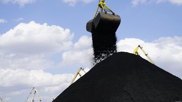 Разгрузка угля в одесском порту Южный. Архивное фото