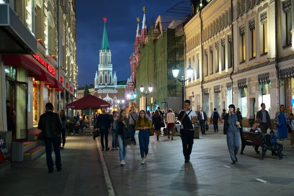Прохожие на Никольской улице в Москве Прохожие на Никольской улице в Москве