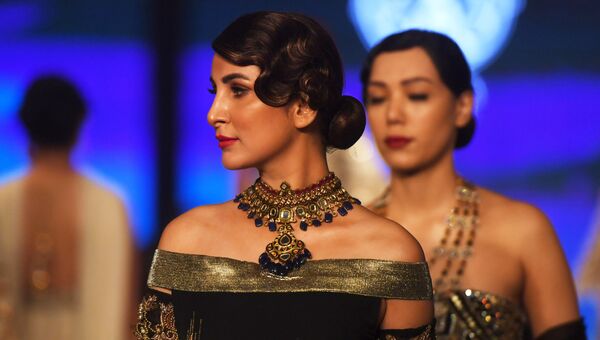 Показ коллекции Aamna Aqeel на Неделе моды в Карачи, Пакистан