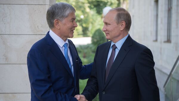 Владимир Путин и президент Киргизии Алмазбек Атамбаев во время встречи. Архивное фото
