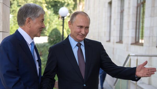 Владимир Путин и президент Киргизии Алмазбек Атамбаев во время встречи. Архивное фото
