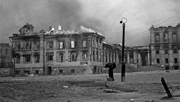 На вокзальной площади Сталинграда во время налёта немецкой авиации. Архивное фото
