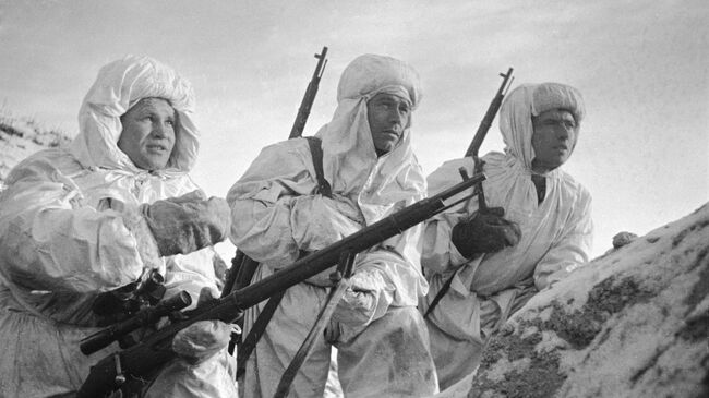 Снайпер Герой Советского Союза Василий Зайцев во время боев за Сталинград 