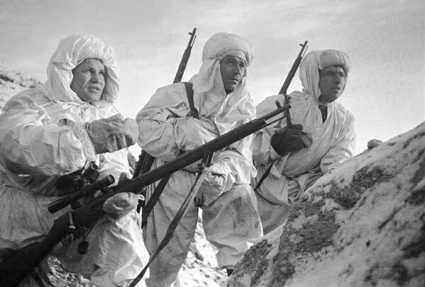Снайпер Герой Советского Союза Василий Зайцев во время боев за Сталинград 