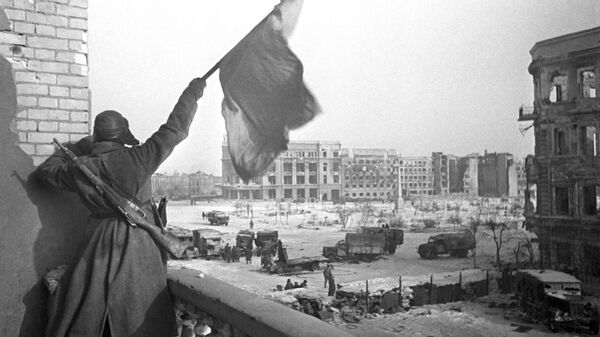 Красный флаг над площадью Павших борцов, освобожденного Сталинграда
