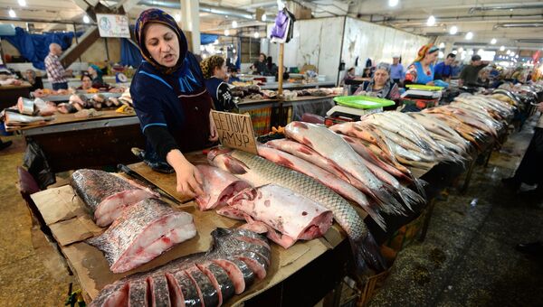 Торговля в рыбных рядах на городском рынке в Махачкале