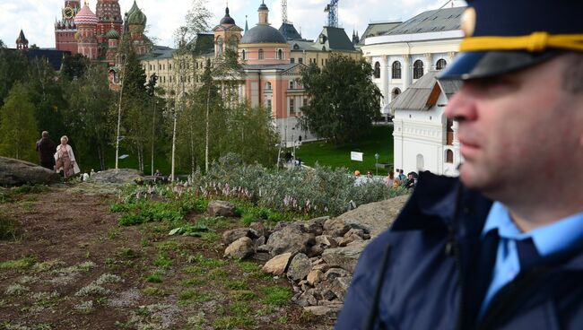 Охранник в природно-ландшафтном парке Зарядье в Москве