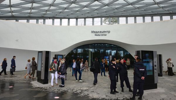 Посетители у входа в Медиацентр природно-ландшафтного парка Зарядье в Москве