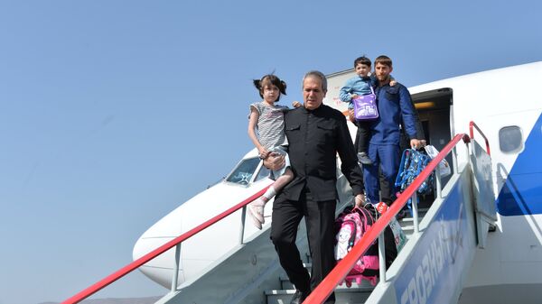 Полномочный представитель Чеченской Республики при президенте РФ Зияд Сабсаби и председатель правительства Чеченской Республики Руслан Эдельгериев с детьми, возвращенными из Ирака. 14 сентября 2017