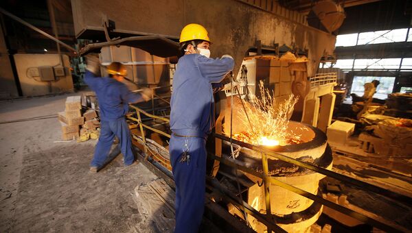 Работники на сталелитейном заводе. Архивное фото