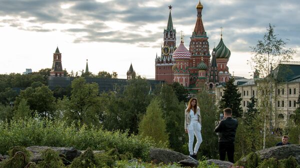 Посетители на территории природно-ландшафтного парка Зарядье в Москве