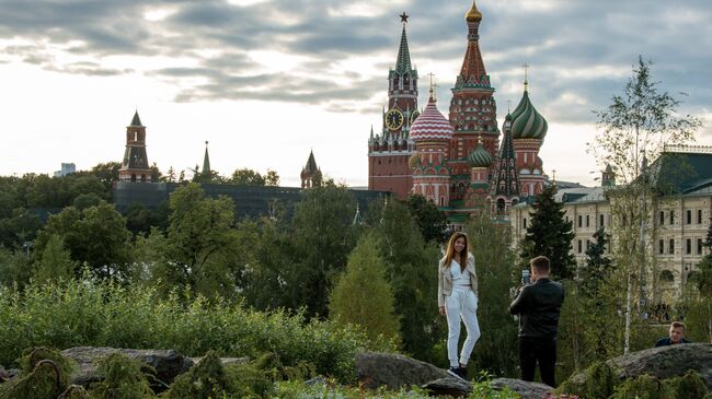 На территории природно-ландшафтного парка Зарядье в Москве. Архивное фото