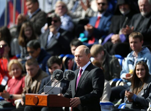 Президент РФ Владимир Путин выступает на торжественной церемонии открытия Дня города на Красной площади в Москве