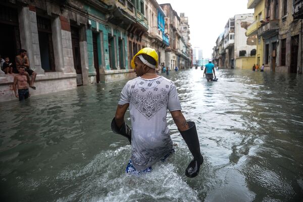 Кубинцы на затопленной улице в Гаване