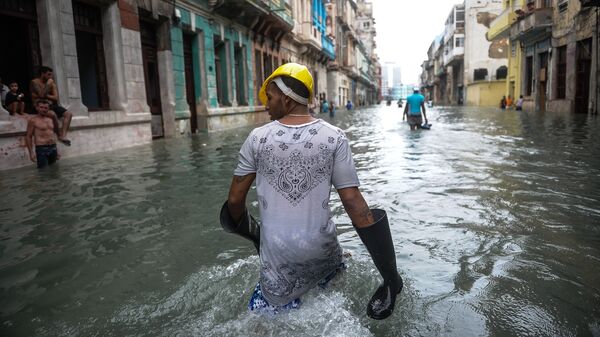 Кубинцы на затопленной улице в Гаване. Архивное фото