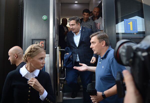 Экс-президент Грузии, бывший губернатор Одесской области Михаил Саакашвили выходит из вагона поезда на железнодорожном вокзале в польском Пшемышле