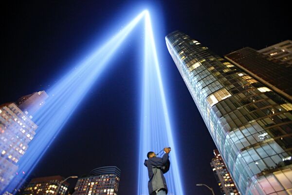 Световая инсталляция Посвящение в свете освещает ночное небо накануне годовщины терактов 11 сентября в Нью-Йорке
