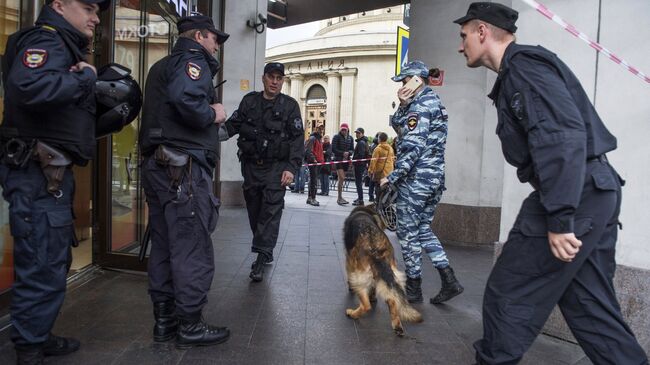 Сотрудники полиции у торгового центра в Санкт-Петербурге