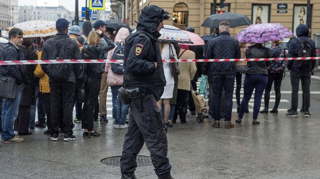 Сотрудник полиции в стоит оцеплении в центре Санкт-Петербурга. 14 снетября 2017