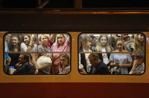 Пассажиры трамвая в Киеве, Украина