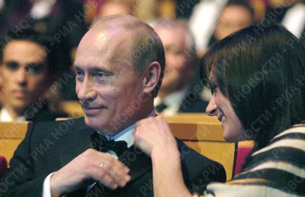Президент России Владимир Путин и российская легкоатлетка Елена Исинбаева. Архив
