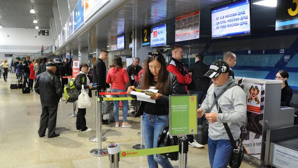 Пассажиры на регистрации в Международном аэропорту Кадала в Чите. Архивное фото