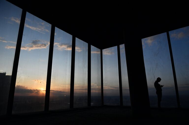 Посетитель на 89 этаже Башни Федерация-Восток делового комплекса Москва-Сити, где строится самая высокая смотровая площадка в Европе PANORAMA-360 Посетитель на 89 этаже Башни Федерация-Восток делового комплекса Москва-Сити, где строится самая высокая смотровая площадка в Европе PANORAMA-360