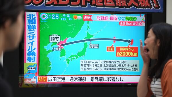 Трансляция новостей в Токио о новом ракетном пуске КНДР. Архивное фото