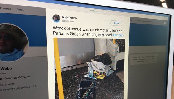 Фото горящего пакета в лондонском метро, опубликованное на странице пользователя Andy Webb‏ в социальной сети Twitter, на экране монитора