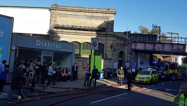 Возле станции метро Parsons Green в Лондоне после взрыва. 15 сентября 2017